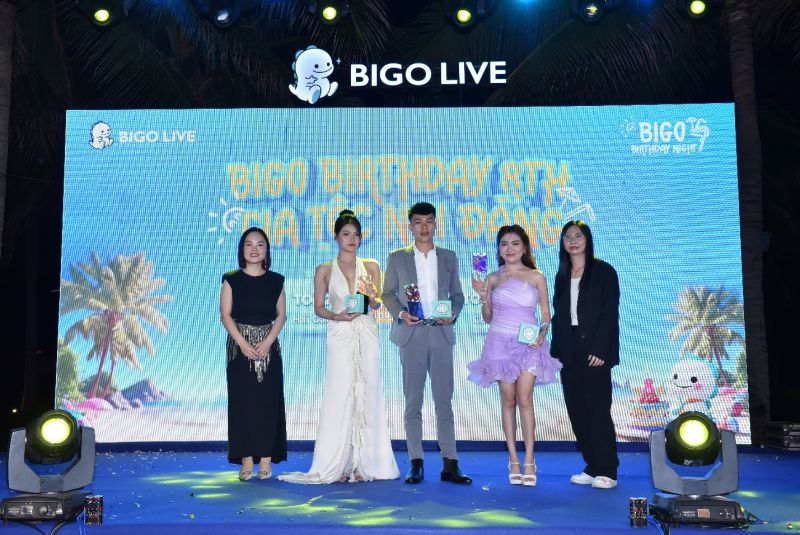Đại diện Bigo Live trao quà cho khách mời tại Bigo Birthday Night lần thứ 8.