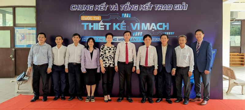 Đại diện THACO, ông Nguyễn Tiến Đức – Phó Giám đốc Ban Đầu tư Phát triển Khu đô thị THADICO (đứng thứ 3, từ phải sang) tham dự chương trình