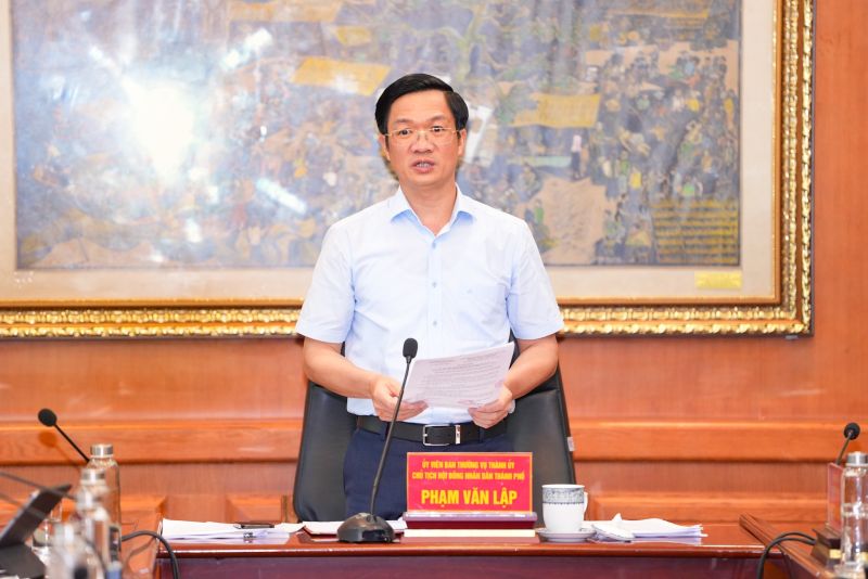 Chủ tịch HĐND TP. Hải Phòng Phạm Văn Lập phát biểu tại cuộc họp.