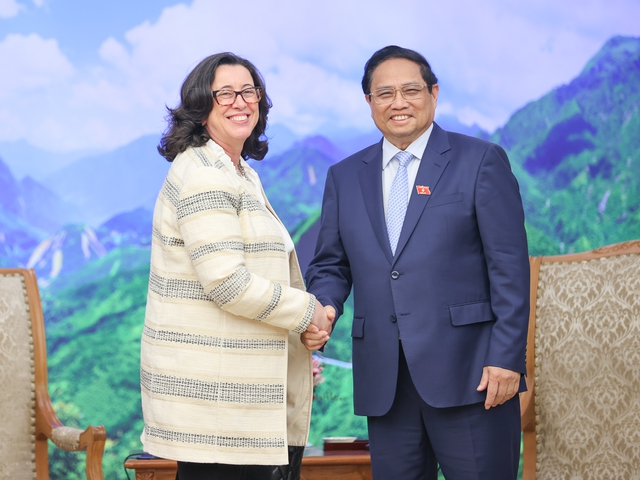 Thủ tướng Phạm Minh Chính và bà Manuela V. Ferro, Phó Chủ tịch WB - Ảnh: VGP/Nhật Bắc