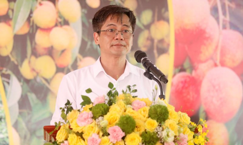 Lãnh đạo UBND huyện Tân Yên phát biểu tại hội nghị xúc tiến thương mại vải thiều sớm.