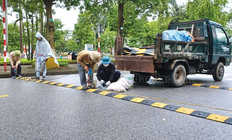 Lắp- đặt gờ giảm tốc ở các ngã 4 lảm giảm thiểu nguy cơ tai nạn giao thông (Ảnh Báo Bắc Ninh).