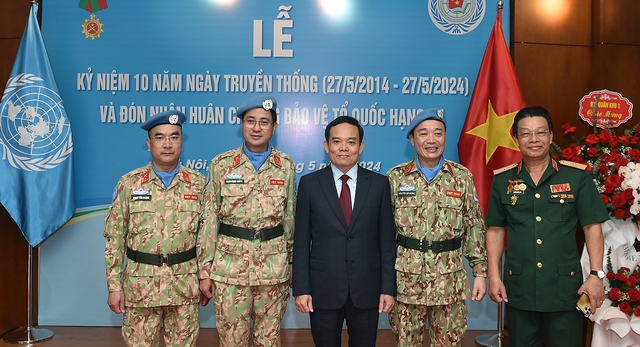Phó Thủ tướng Trần Lưu Quang và lãnh đạo Cục Gìn giữ hoà bình Việt Nam - Ảnh: VGP/Hải Minh