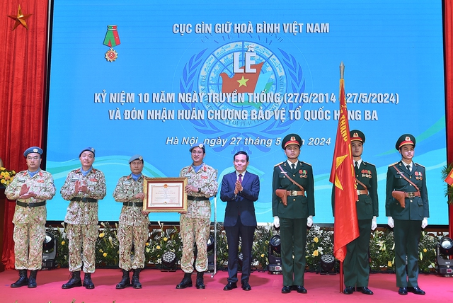 Cục Gìn giữ hoà bình đón nhận Huân chương Bảo vệ Tổ quốc hạng Ba - Ảnh: VGP/Hải Minh