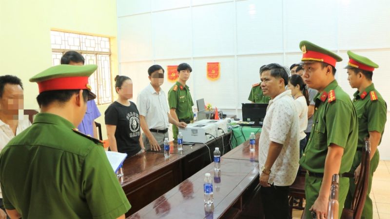 Công bố quyết định khởi tố bị can và lệnh bắt bị can để tạm giam đối với Nguyễn Hữu Hóa (áo trắng bên phải)