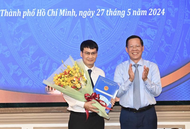 Đồng chí Phan Văn Mãi trao quyết định tiếp nhận, bổ nhiệm tân Phó Giám đốc Sở Kế hoạch và Đầu tư TPHCM Quách Ngọc Tuấn.