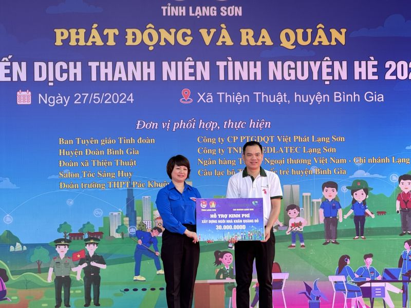 Ngân hàng Vietcombank Lạng Sơn trao hỗ trợ 30 triệu đồng để xây dựng nhà 