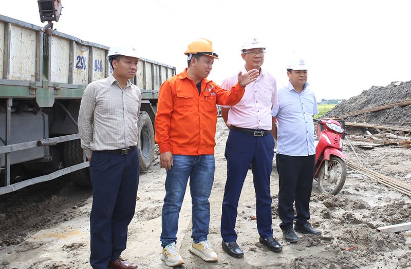 Lãnh đạo EVNNPT kiểm tra tiến độ và nghe nhà thầu Việt Á báo cáo thi công 3 vị trí móng còn lại của Dự án