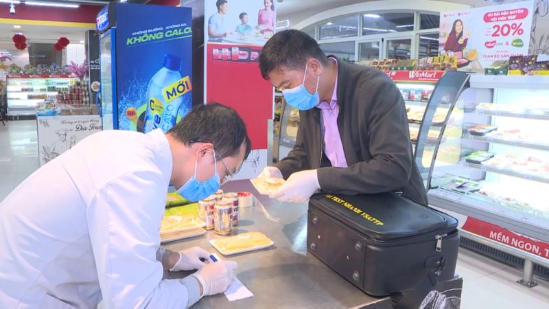 Nhân viên xét nghiệm của CDC Quảng Ninh lấy mẫu xét nghiệm thực phẩm.