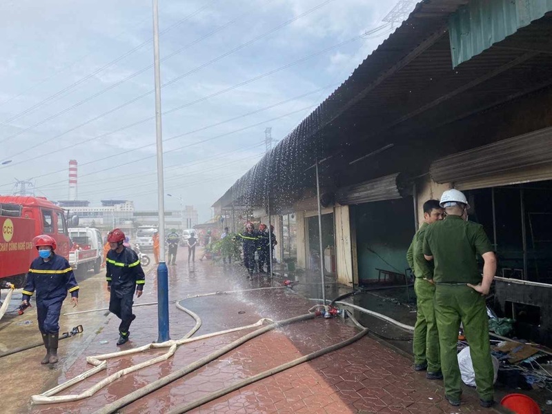 Lực lượng PCCC tỉnh Hải Dương có mặt tại hiện trường để chữa cháy