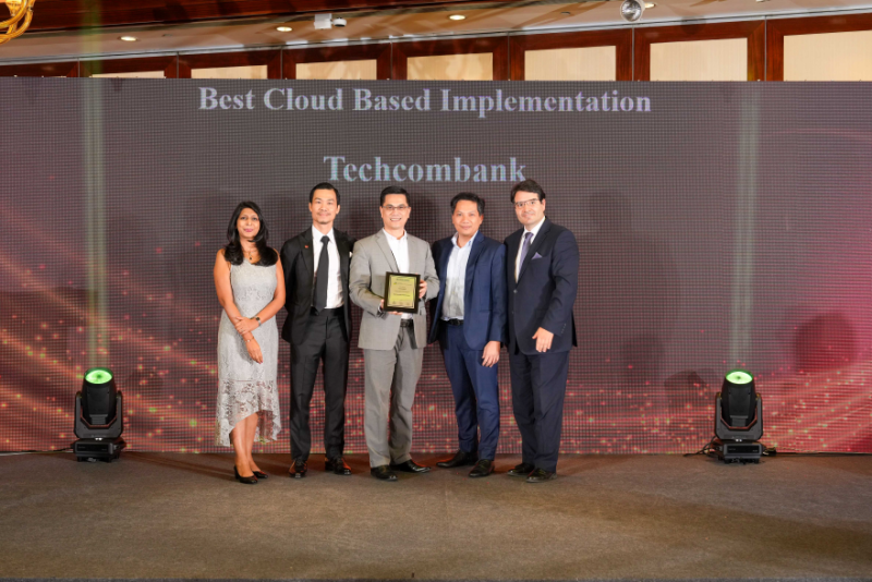 Đại diện Techcombank nhận giải thưởng từ The Asian Banker trao tặng