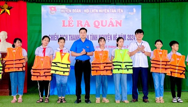 Huyện đoàn Tân Yên tặng áo phao cho học sinh Trường Tiểu học Phúc Hòa (Tân Yên).