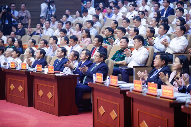 Thủ tướng Phạm Minh Chính và các đại biểu dự hội nghị công bố Quy hoạch tỉnh Ninh Bình - Ảnh: VGP/Nhật Bắc