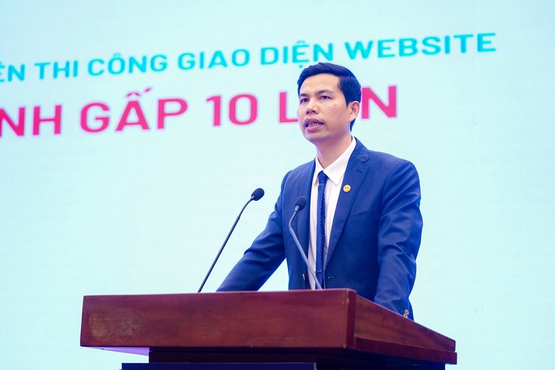 Ảnh 1: Ông Lê Hồng Quang - Phó Tổng Giám đốc Thường trực MISA trình bày tham luận “Ứng dụng AI giúp doanh nghiệp gia tăng năng suất gấp 10 lần”