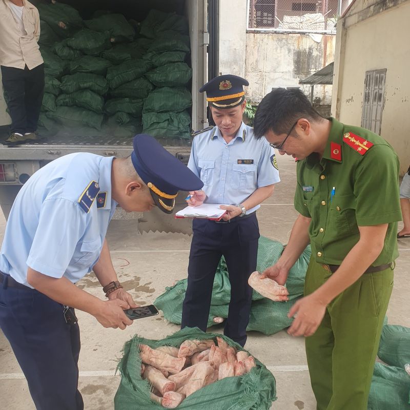 Lạng Sơn: Phát hiện, tạm giữ 7 tấn thực phẩm đông lạnh không rõ nguồn gốc