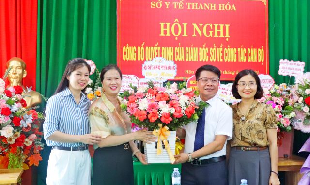 Bà Vũ Thị Hà, phó chủ tịch UBND huyện Hậu Lộc tặng hoa chúc mừng tân Giám đốc Trung tâm Y tế huyện.