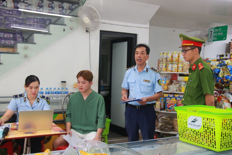 Lực lượng chức năng kiểm tra hoạt động kinh doanh hàng hóa vi phạm tại siêu thị Minh Hòa