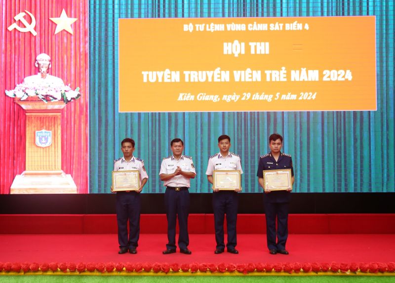 Đại tá Nguyễn Thái Dương - Phó Chính ủy BTL Vùng Cảnh sát biển 4 trao thưởng cho các tập thể đạt thành tích tốt trong Hội thi