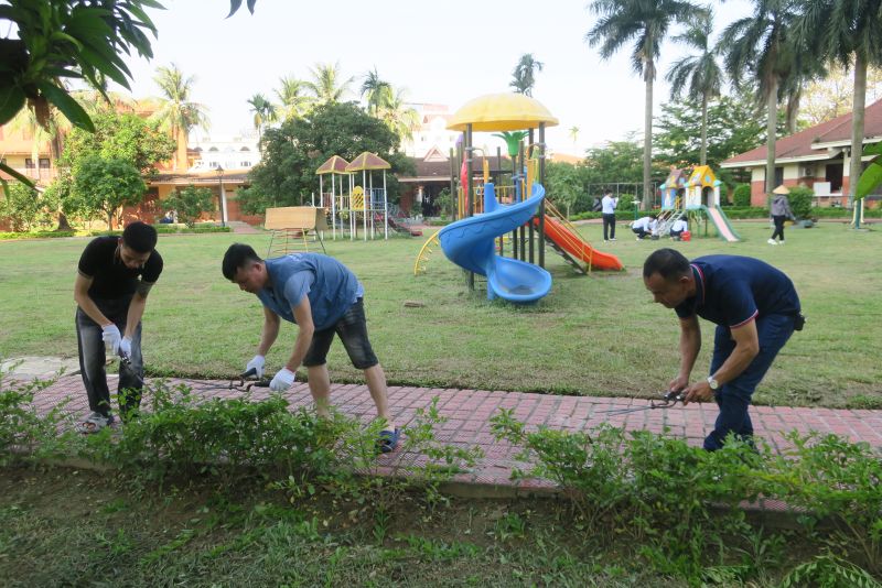 Cán bộ và nhân viên Công ty đi thăm các nhà và tham gia dọn vệ sinh, cắt cỏ, chăm sóc, tỉa cây xanh tại Làng trẻ em SOS Hải Phòng.