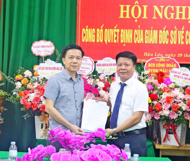 Ông Đỗ Thái Hòa, Phó giám đốc Sở y tế trao quyết định bổ nhiệm Giám đốc Trung tâm Y tế Huyện Hậu Lộc.