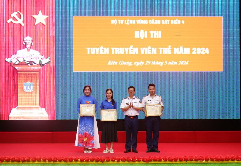 Thượng tá Trần Xuân Thắng - Chủ nhiệm Chính trị BTL Vùng Cảnh sát biển 4 trao thưởng cho các cá nhân đạt thành tốt trong Hội thi