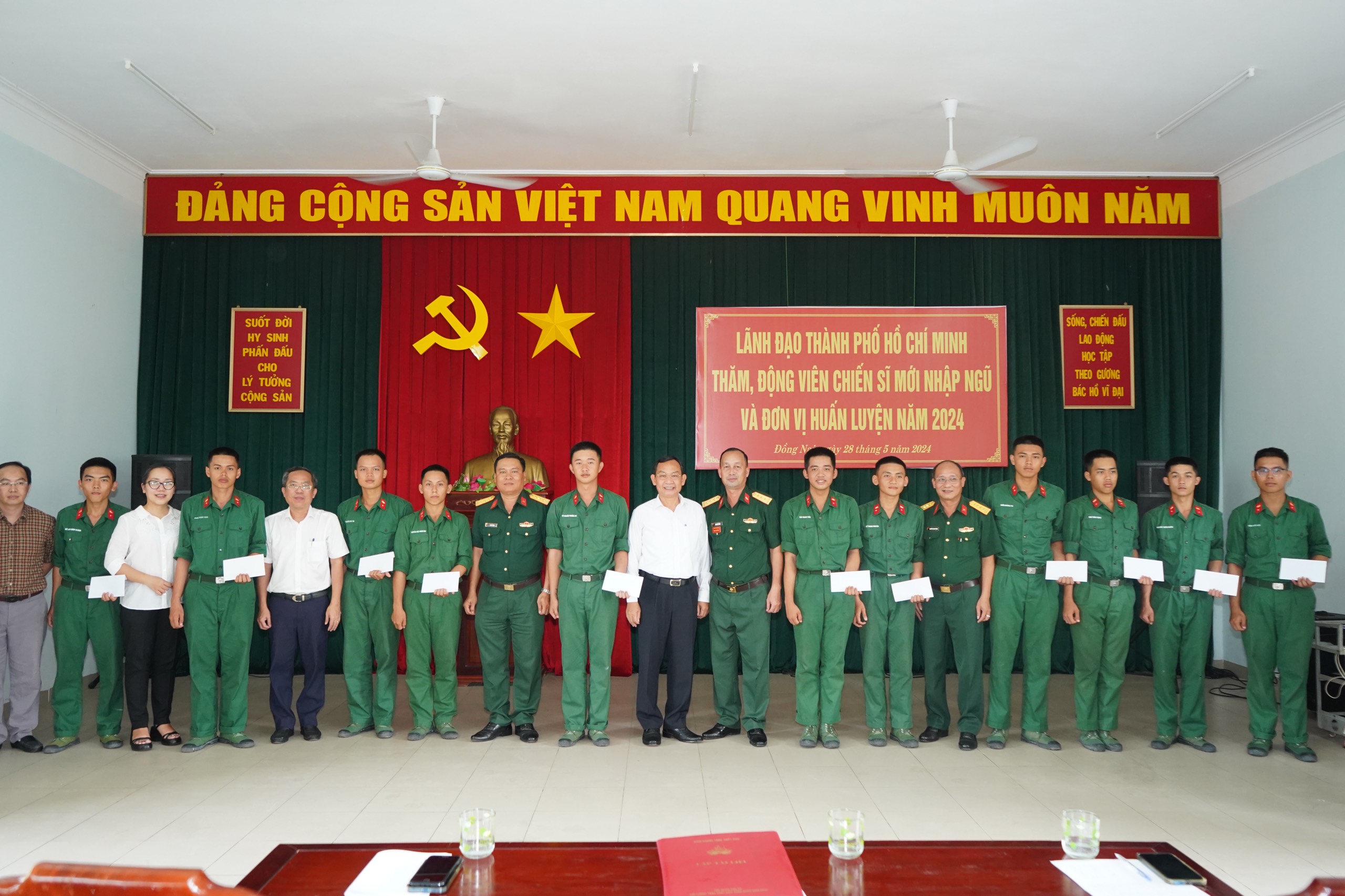 Lãnh đạo TPHCM thăm, động viên tặng quà các chiến sĩ mới