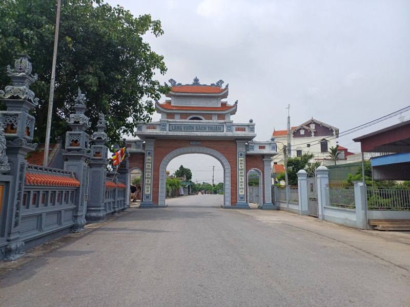 Cổng làng vườn Bách Thuận huyện Vũ Thư nằm trên con đường chính dẫn vào trung tâm xã Bách Thuận