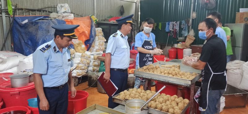 Lực lượng quản lý thị trường Lạng Sơn kiểm tra cơ sở kinh doanh thực phẩm