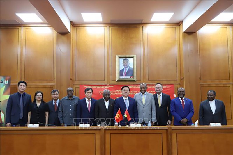Đại diện đoàn công tác Ban Tuyên giáo Trung ương chụp ảnh lưu niệm cùng đại diện lãnh đạo Đảng MPLA. (Nguồn: TTXVN)