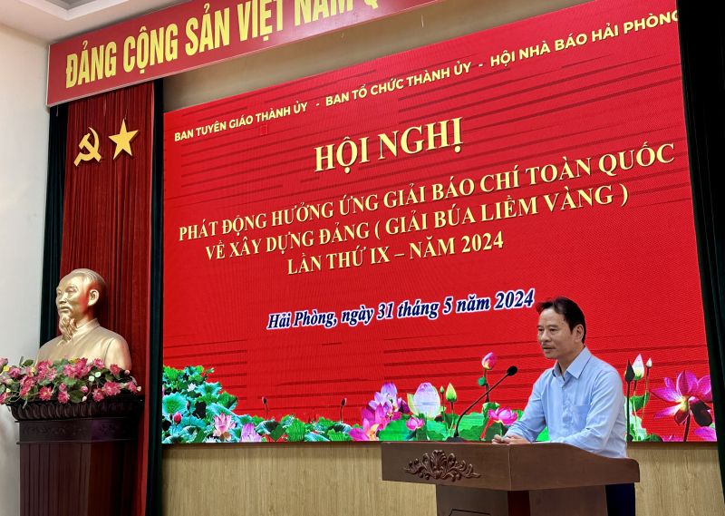 Đồng chí Nguyễn Anh Tú, Phó Chủ tịch Thường trực Hội NHà báo Hải Phòng phát động hưởng ứng Giải báo chí toàn quốc về xây dựng Đảng.