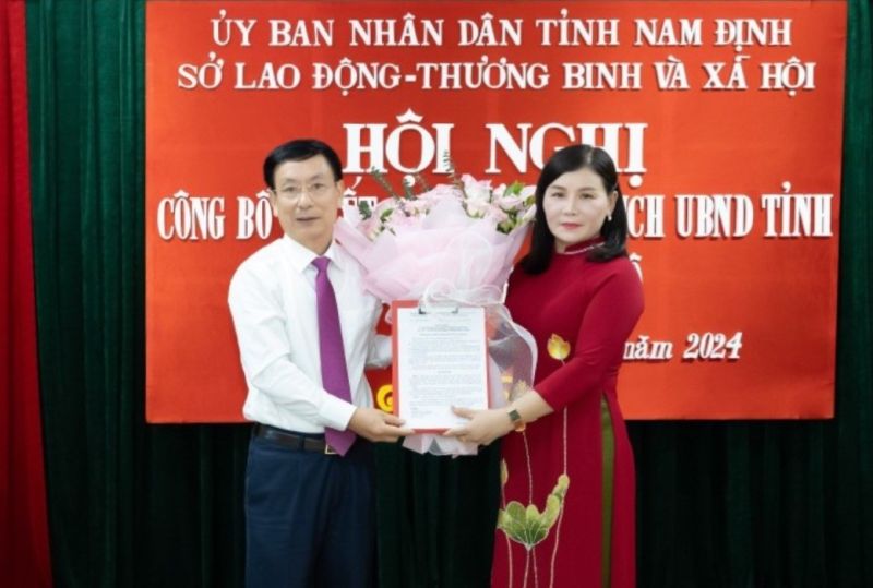 Chủ tịch UBND tỉnh Nam Định Phạm Đình Nghị trao quyết định và tặng hóa chúc mừng bà Nguyễn Thị Thu Thủy.