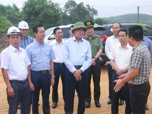 Chủ tịch UBND tỉnh Võ Trọng Hải cùng đoàn kiểm tra công tác GPMB dự án cao tốc Bắc- Nam tại xã Cẩm Lạc, huyện Cẩm Xuyên.