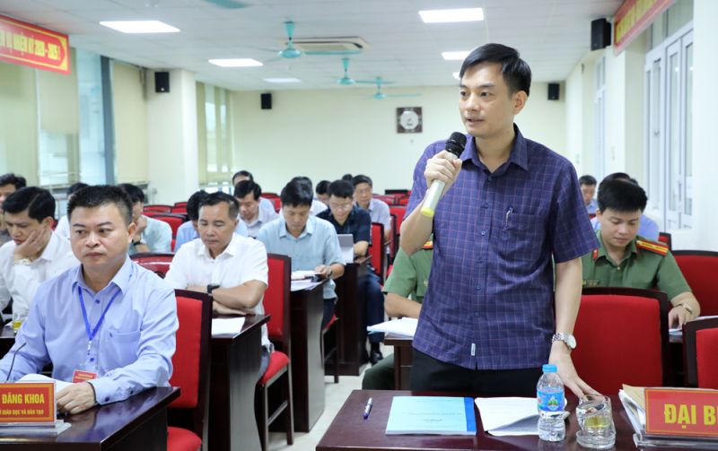 Đồng chí Đỗ Đức Trịnh, Phó Giám đốc Công an tỉnh nêu ý kiến tại hội nghị.