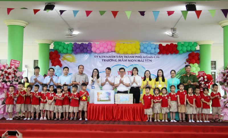 Lãnh đạo TP Móng Cái tặng quà cho cô và trò Trường Mầm non Hải Yên.