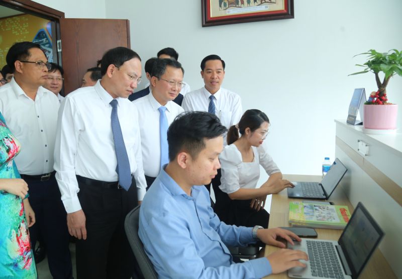 Lãnh đạo tỉnh Quảng Ninh và các đại biểu tham quan Trung tâm khởi nghiệp đổi mới sáng tạo và hỗ trợ chuyển đổi số.