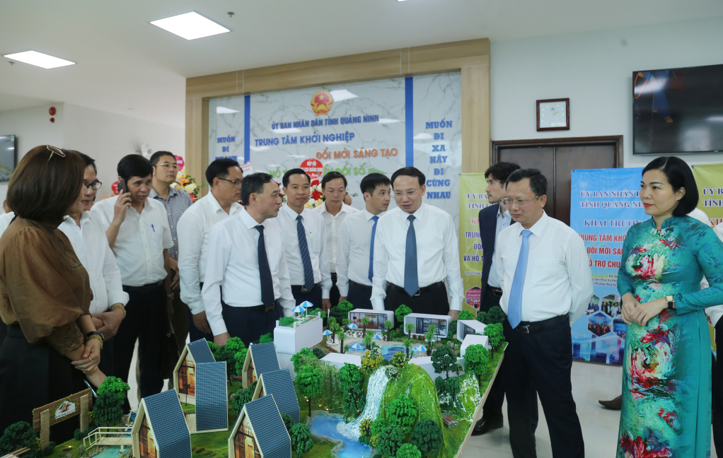 Lãnh đạo tỉnh Quảng Ninh và các đại biểu tham quan mô hình trưng bày của các doanh nghiệp đổi mới sáng tạo.