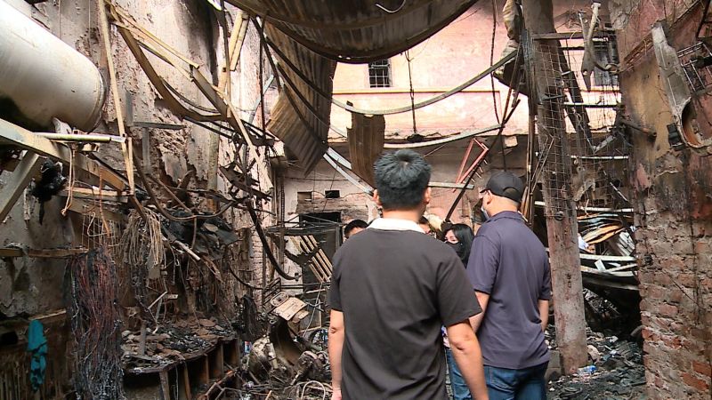 Ngôi nhà trọ ở Trung Kính bị cháy nằm sâu trong ngõ, cách mặt đường lớn hơn 200m.