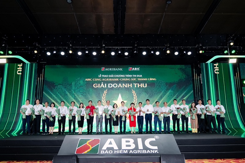 Bảo hiểm Agribank trao thưởng, vinh danh các tổng đại lý