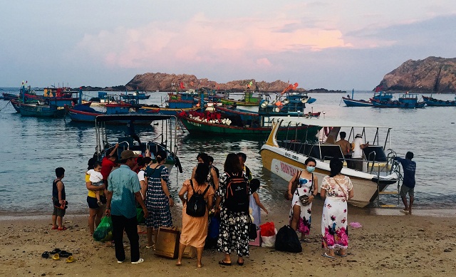 Hòn Khô - Nhơn Hải đã trở thành “địa chỉ”du lịch hấp dẫn du khách gần xa… Trong ảnh: Du khách tập trung tại bến tàu ra Hòn Khô. Ảnh: Viết Hiền