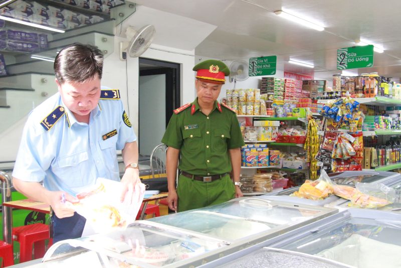 Lực lượng quản lý thị trường Nam Định kiểm tra Siêu thị Minh Hòa Mart, số 696 đường Giải Phóng, TP. Nam Định