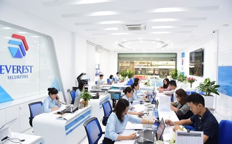 Vì sao, Chủ tịch Công ty Chứng khoán Everest bị phạt tiền và cấm giao dịch