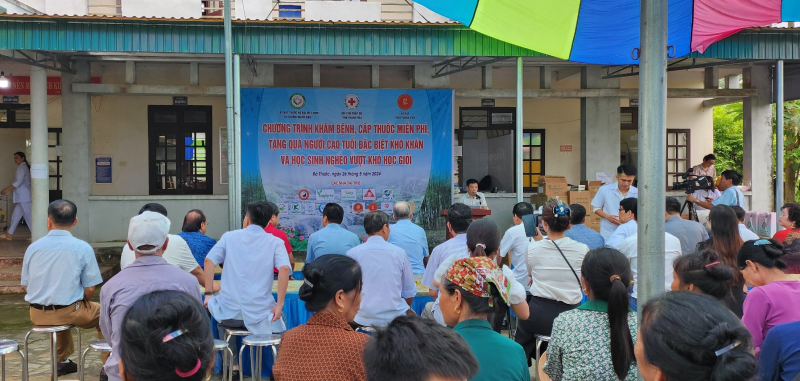 Khám, cấp thuốc miễn phí và tặng quà cho 420 người với tổng trị giá trên 300 triệu đồng