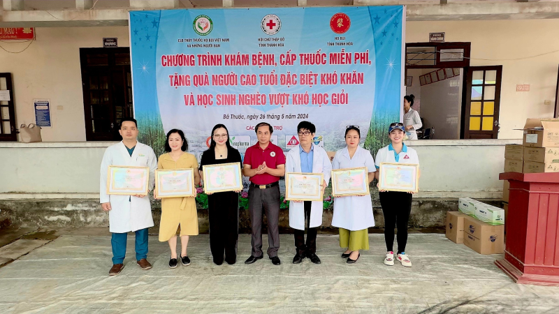 Ông Lê Xuân Hảo – Phó Chủ tịch Hội Chữ thập đỏ tỉnh Thanh Hóa đã trao tặng Bằng ghi nhận tấm lòng vàng cho CLB Thầy thuốc và các mạnh thường quân