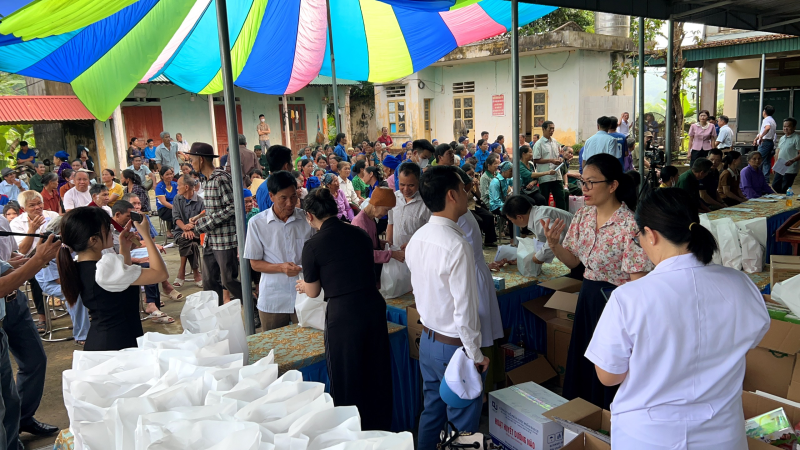 Người dân nô nức đến khám bệnh và nhận quà của Chương trình