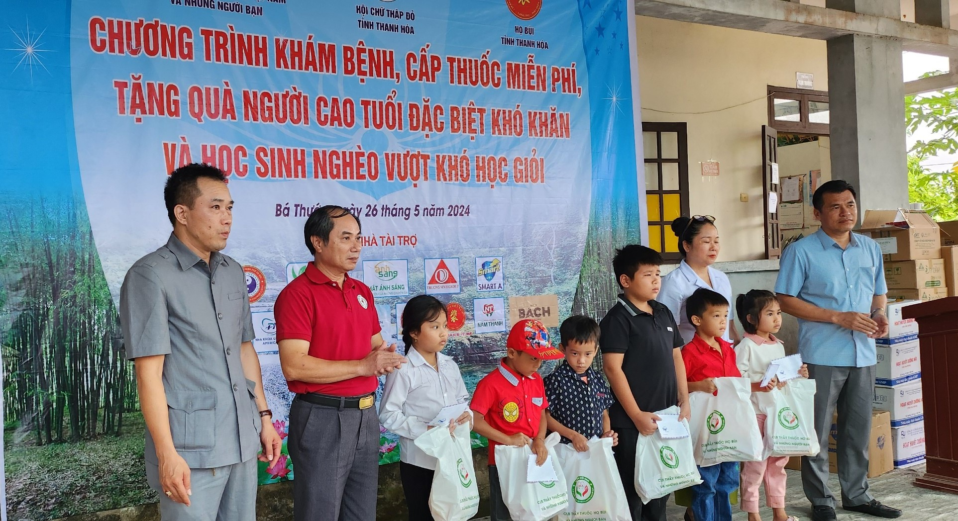 Trao quà cho nhân dân, các cụ cao tuổi đặc biệt khó khăn và học sinh nghèo vượt khó học giỏi