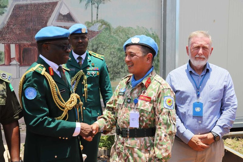 Đại tá Nguyễn Việt Hưng chào đón Thiếu tướng Benjamin Olufemi Sawyerr, Tư lệnh Phái bộ UNISFA, tới tham dự Quốc khánh Việt Nam. (Ảnh: NVCC)