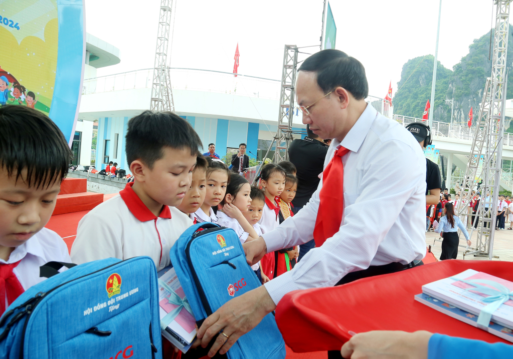 Ông Nguyễn Xuân Ký, Ủy viên Trung ương Đảng, Bí thư Tỉnh ủy, Chủ tịch HĐND tỉnh, trao học bổng cho các em thiếu nhi vượt khó vươn lên trong học tập.