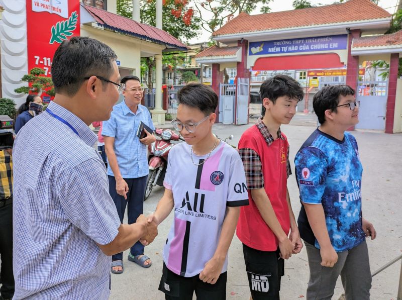 Lãnh đạo ngành Giáo dục và Đào tạo thành phố động viên và chúc các thí sinh dự thi làm bài tốt.