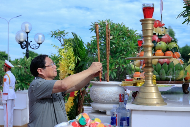 Thủ tướng Phạm Minh Chính dâng hương, dâng hoa tưởng niệm, tri ân các anh hùng liệt sĩ tại Nghĩa trang liệt sĩ Ba Dốc - Ảnh: VGP/Nhật Bắc