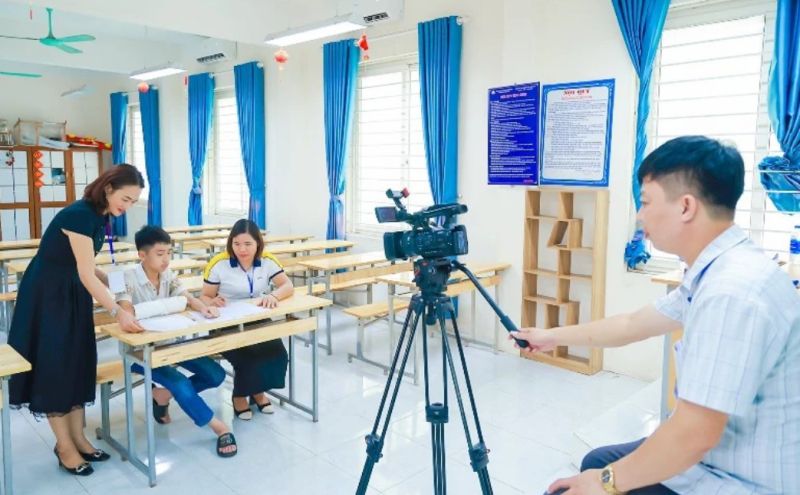 Thí sinh bị gãy tay được hỗ trợ tại Hội đồng coi thi Trường THPT Đồng Đậu (huyện Yên Lạc).